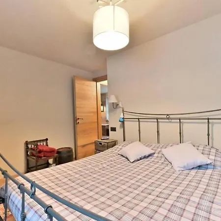 Charming 3-bedroom In Courmayeur, Aosta Valley Casa de Férias *