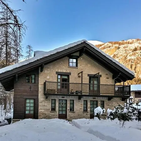 Charming 3-bedroom In Courmayeur, Aosta Valley Holiday home *