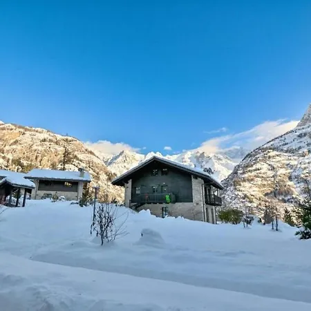 Charming 3-bedroom In Courmayeur, Aosta Valley Courmayeur